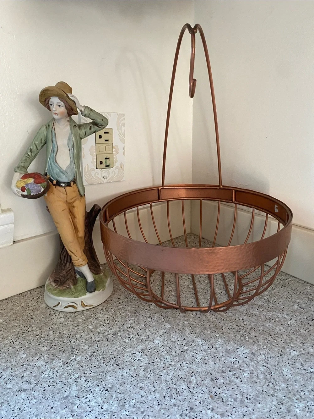 LIKE NEW Hammered Copper-Finished Wire Fruit Basket/Banana Hanger